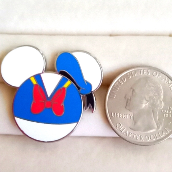 DISNEY MICKEY EARS AS DONALD DUCK PIN - Picture 2 of 5